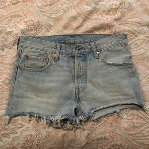 light washed levi’s denim shorts